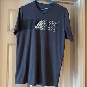 Under Armour men’s shirt sleeve t-shirt.